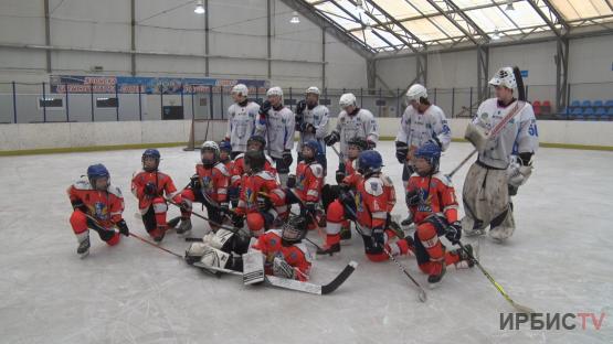 Профессиональные хоккеисты провели мастер-класс для юных спортсменов в Аксу